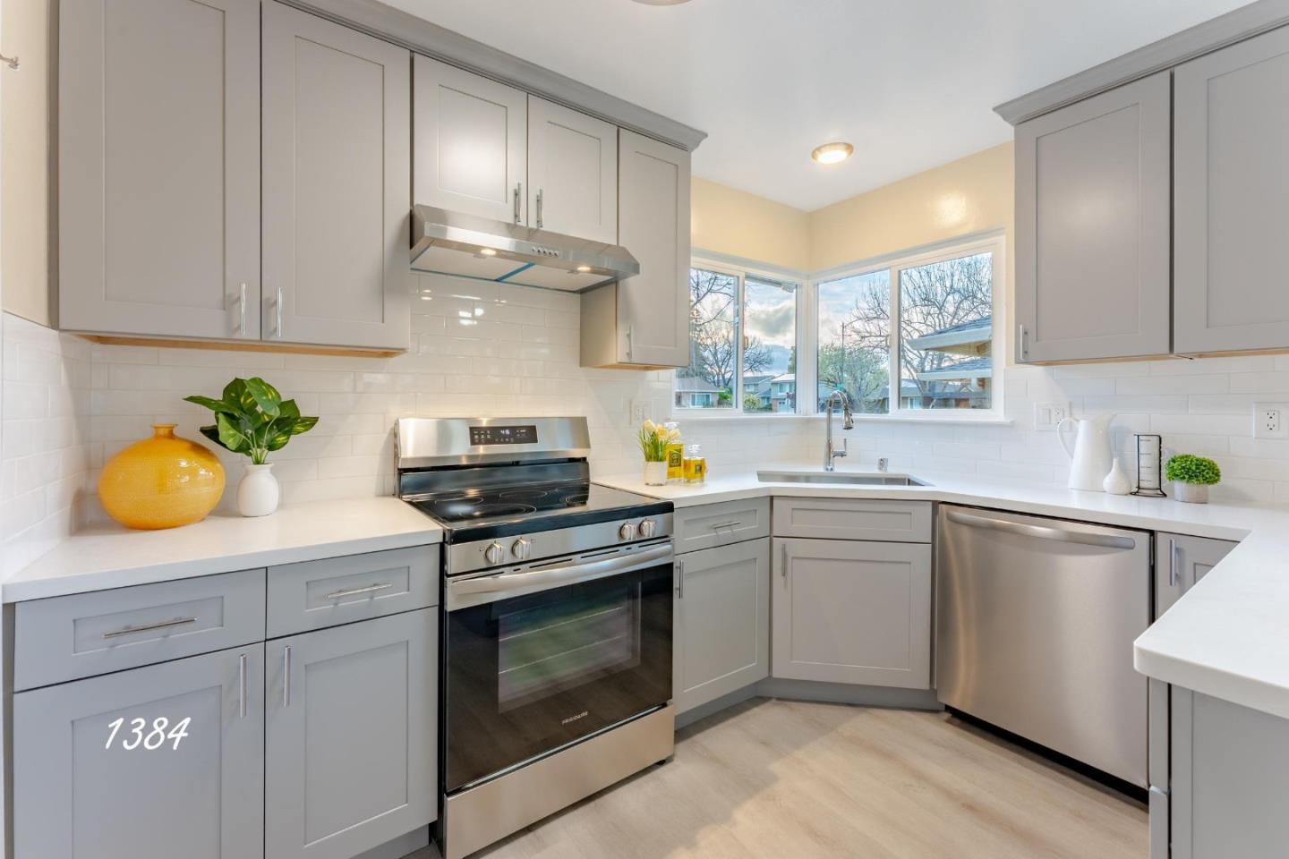 1384 Darryl DR