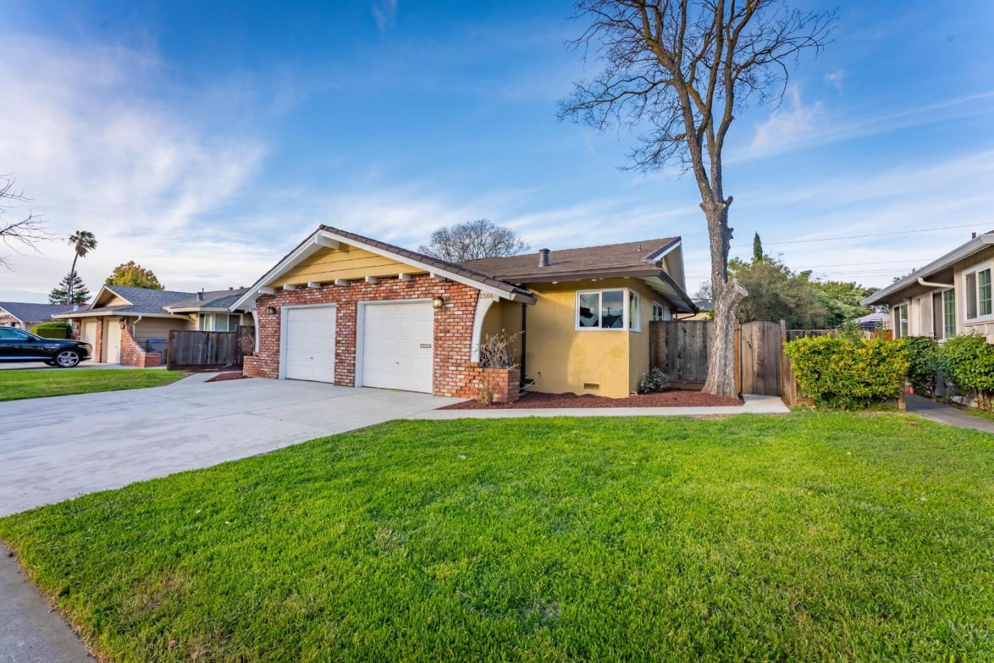 1384 Darryl DR