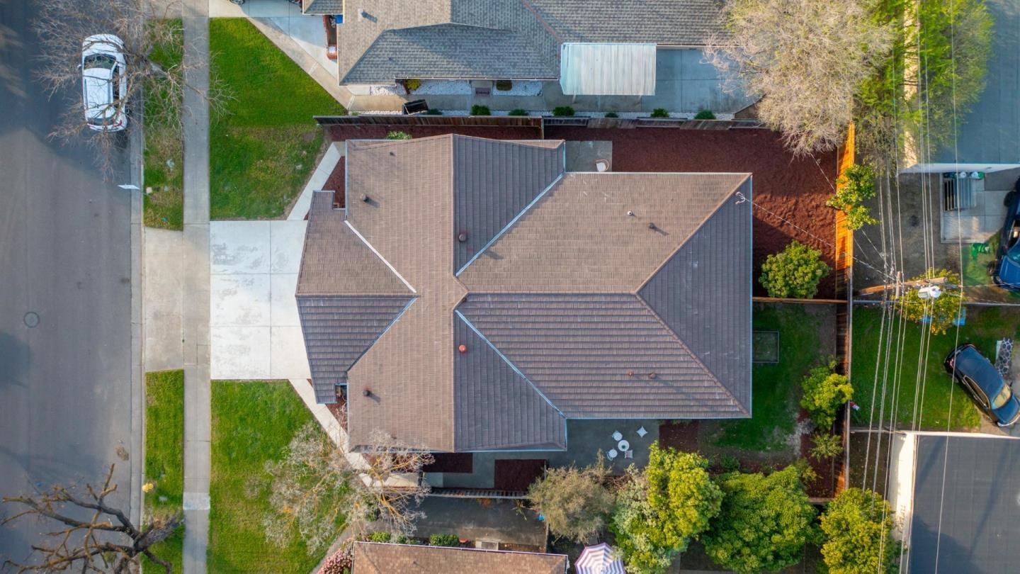 1384 Darryl DR