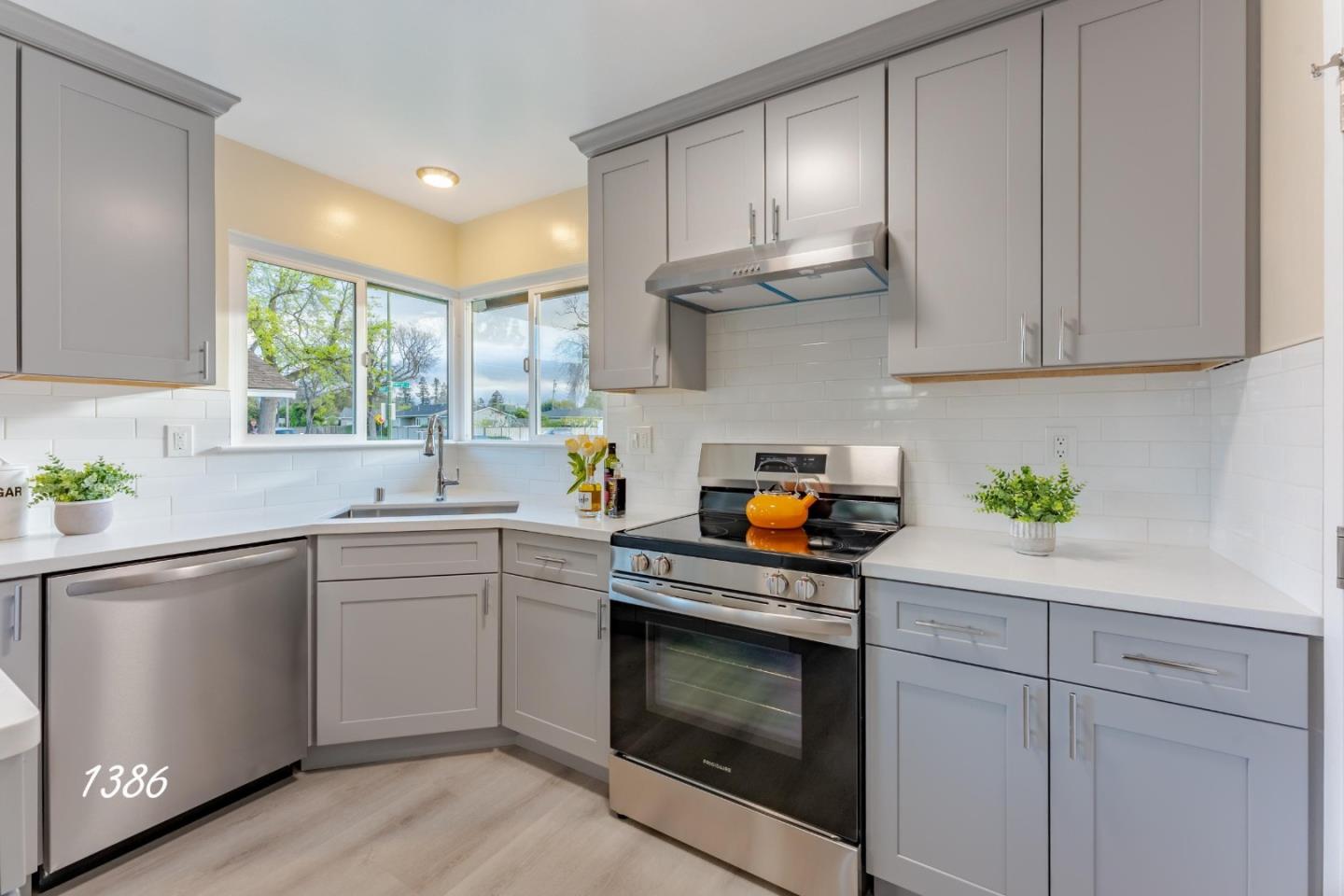 1384 Darryl DR