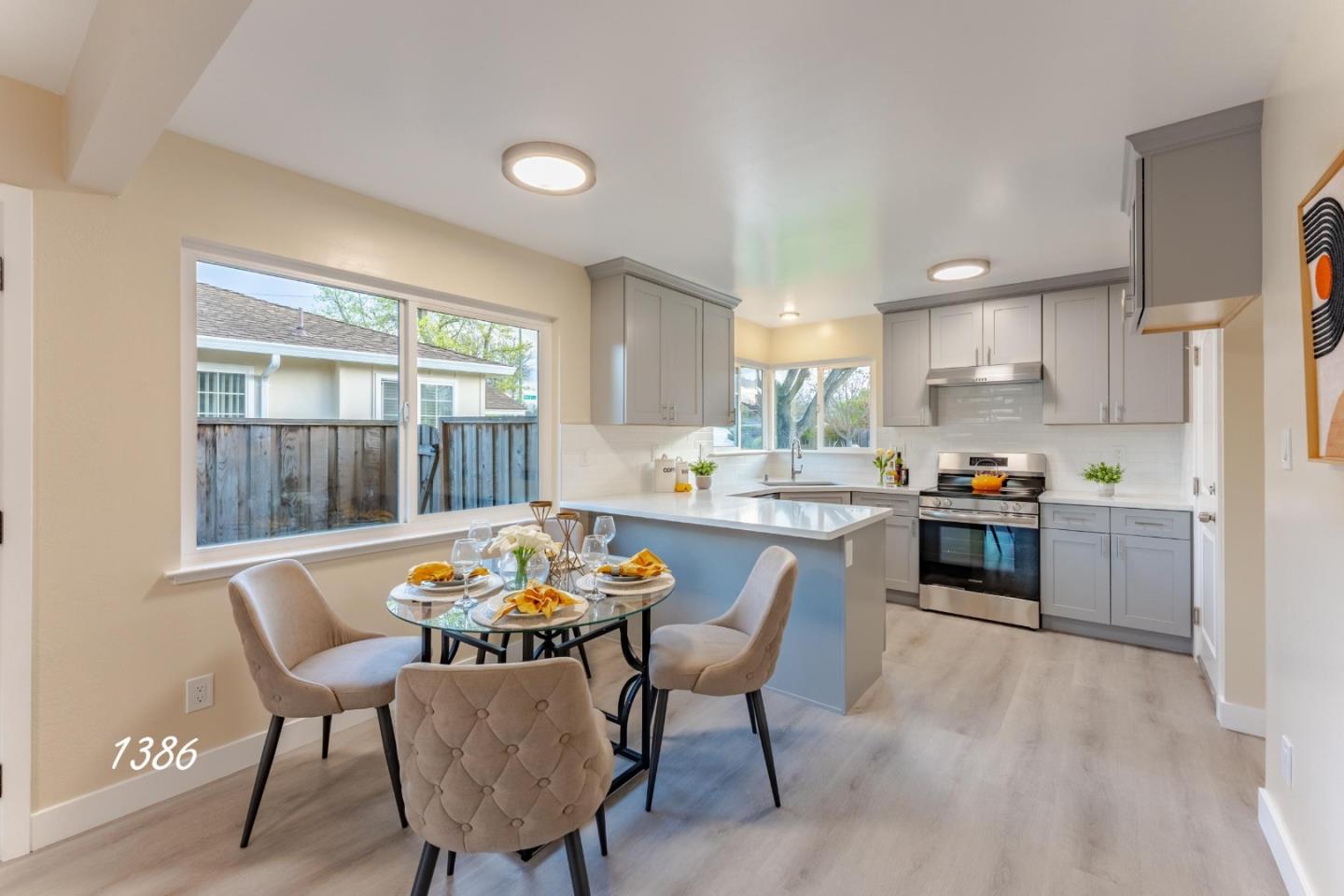 1384 Darryl DR