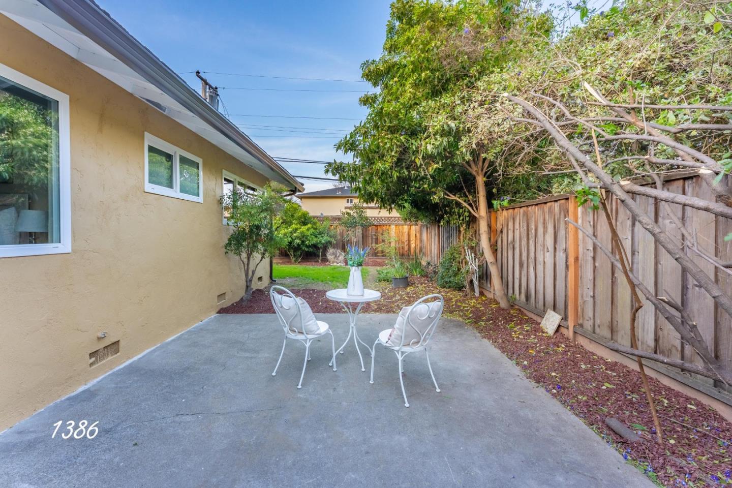1384 Darryl DR