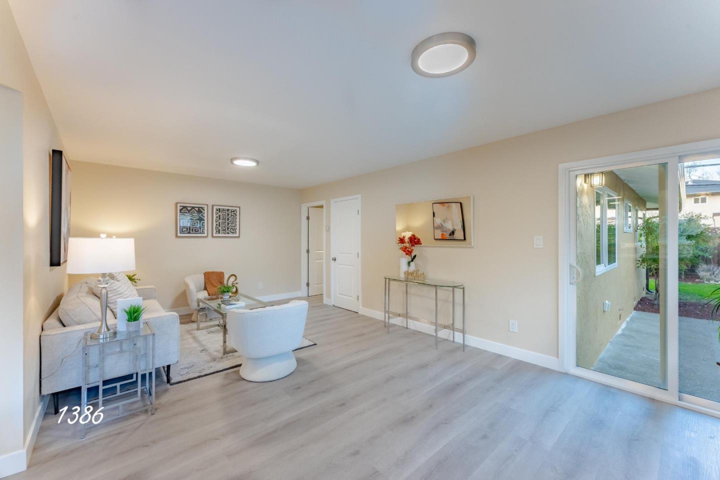 1384 Darryl DR