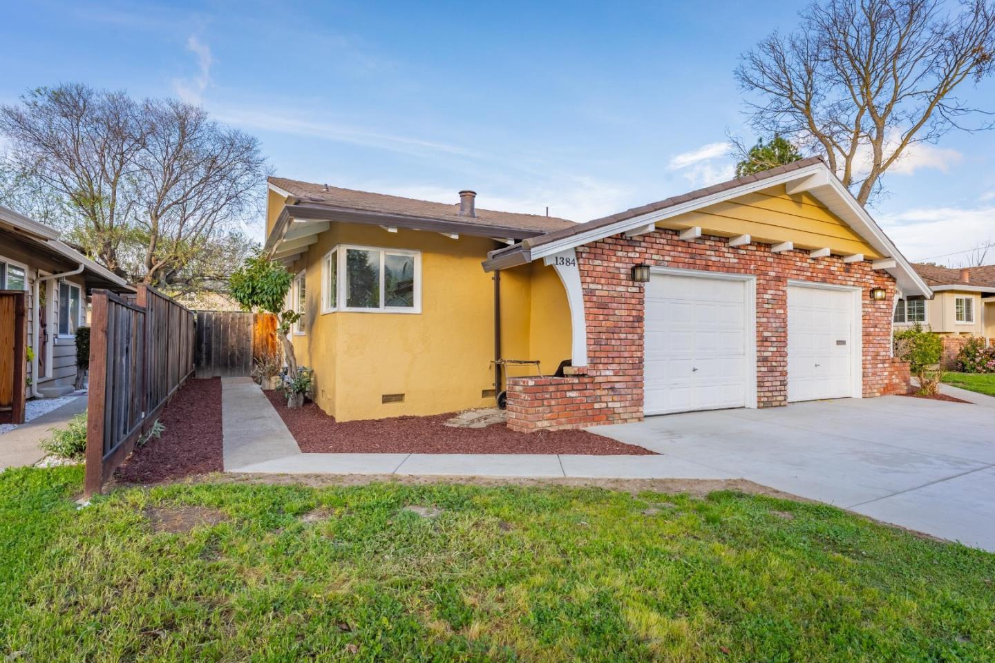 1384 Darryl DR