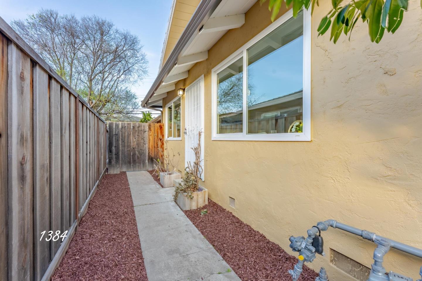 1384 Darryl DR