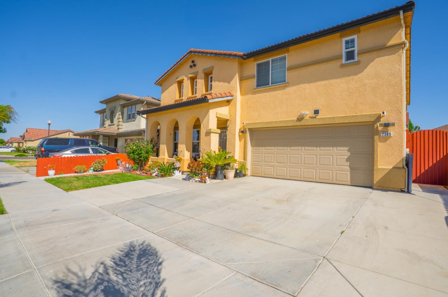 2385 North Mountainside Drive