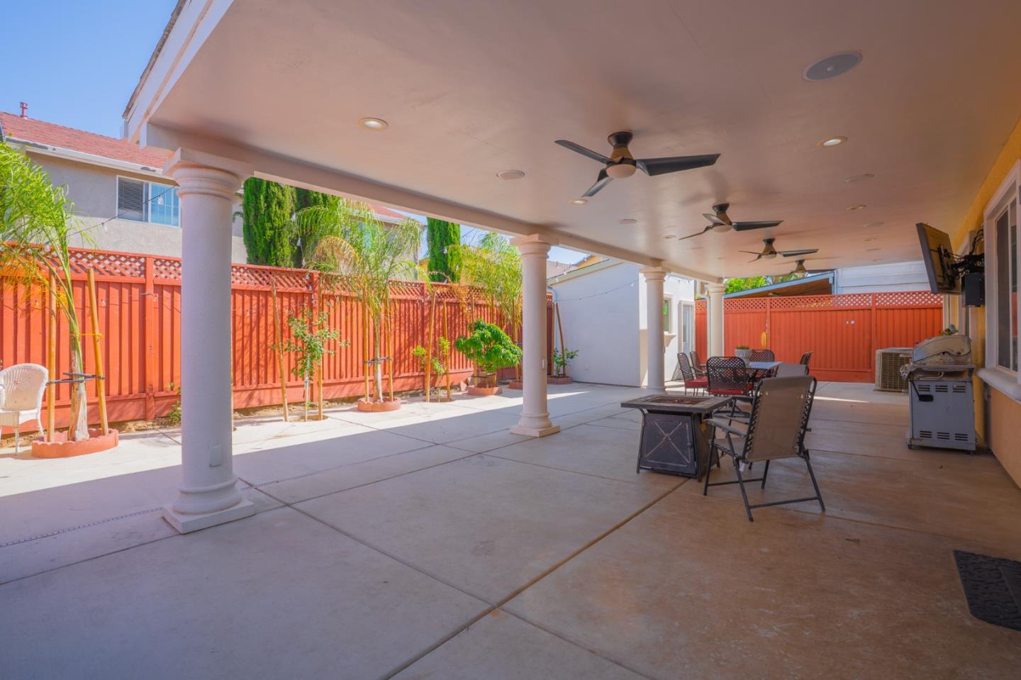 2385 North Mountainside Drive