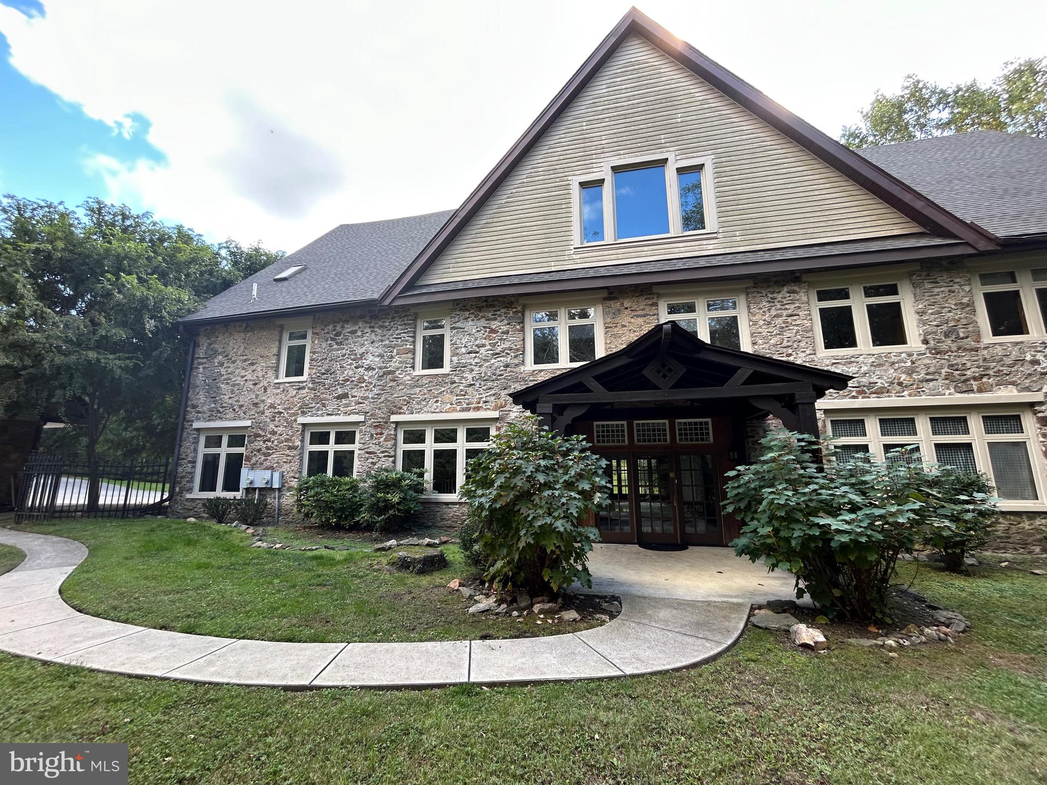 108 LEIGHTON DR