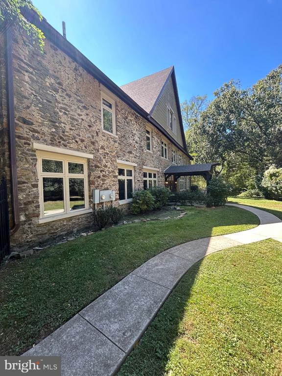 108 LEIGHTON DR