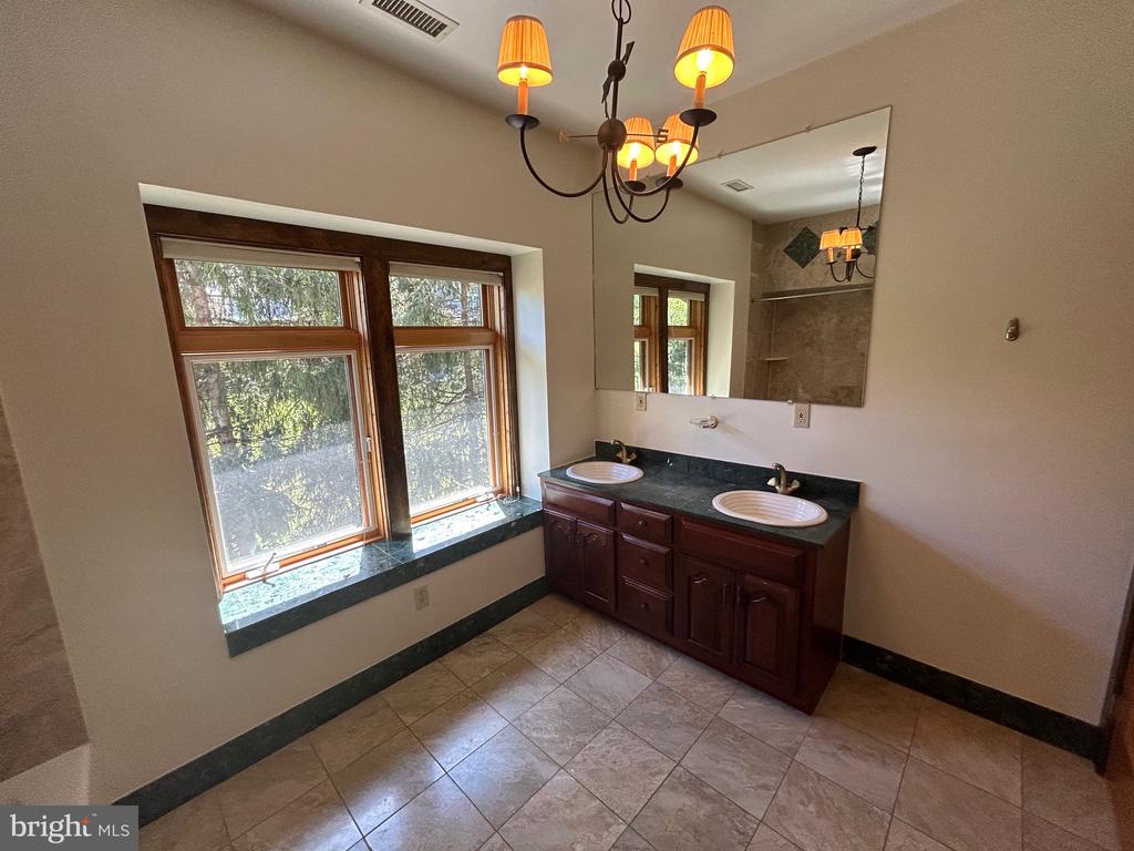 108 LEIGHTON DR