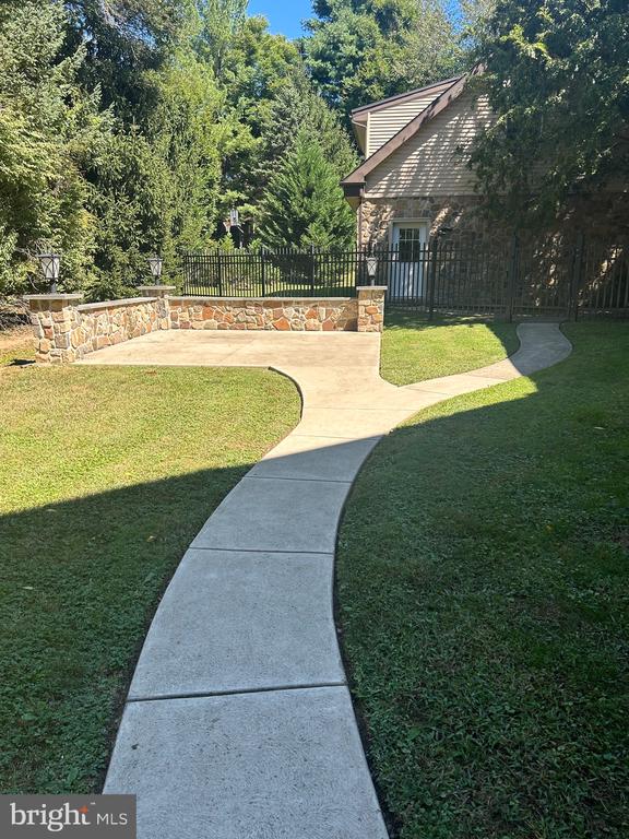 108 LEIGHTON DR
