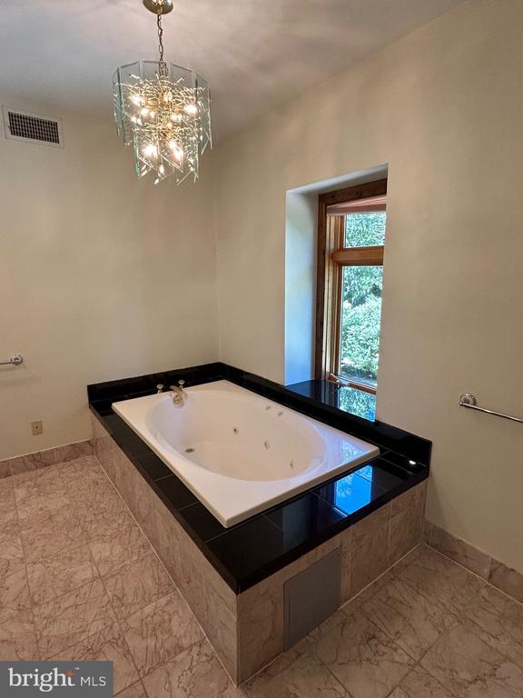 108 LEIGHTON DR