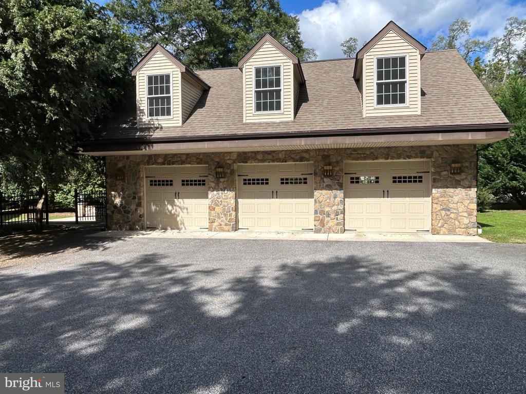 108 LEIGHTON DR