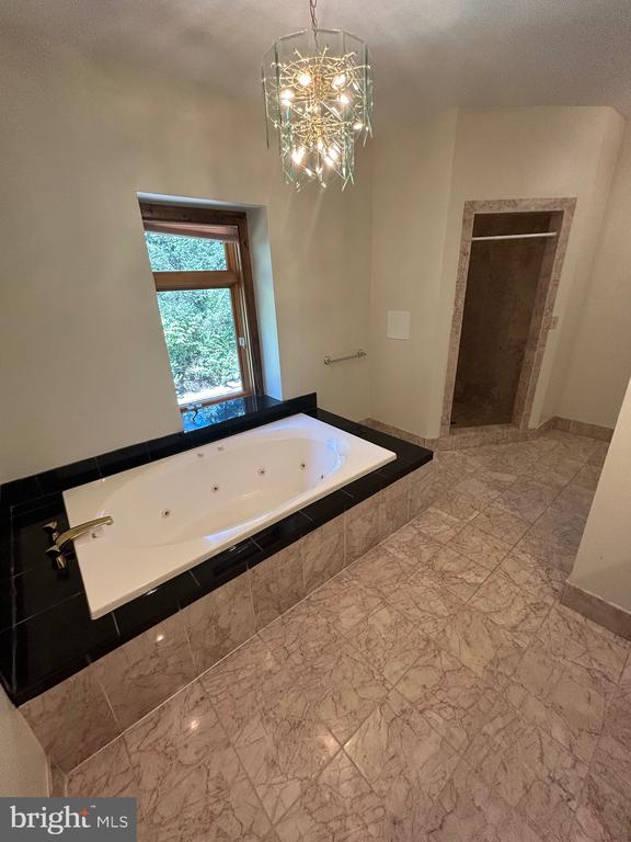 108 LEIGHTON DR