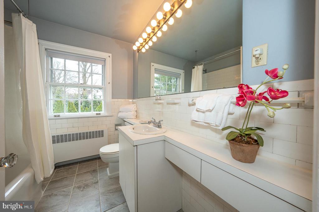 547 Saint Davids Ave