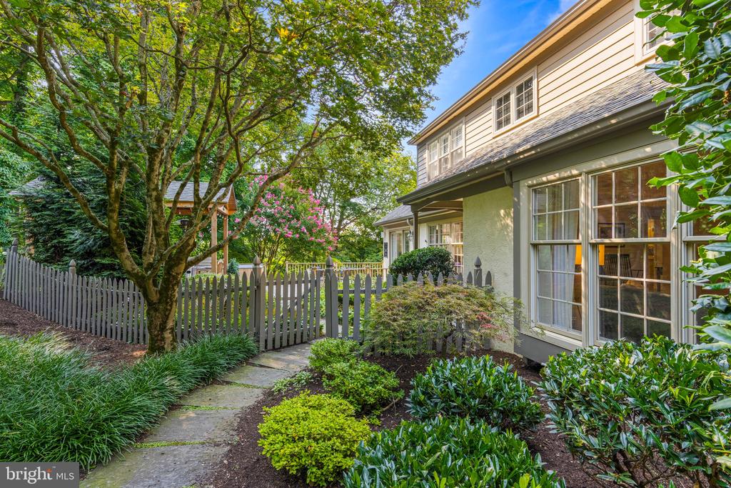 610 LINDSAY CIRCLE