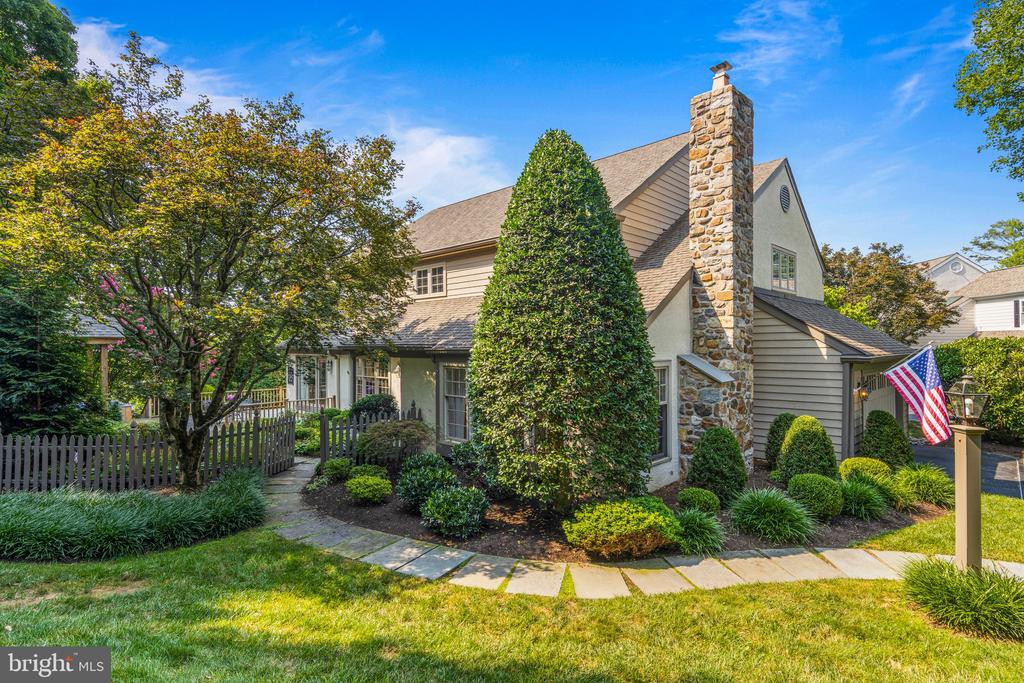 610 LINDSAY CIRCLE
