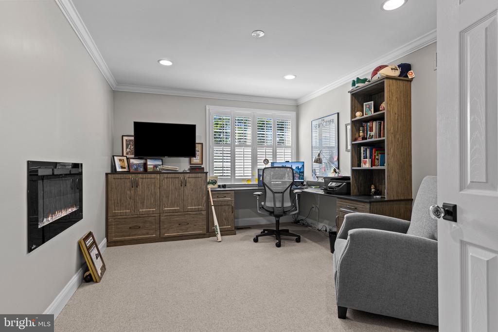 610 LINDSAY CIRCLE
