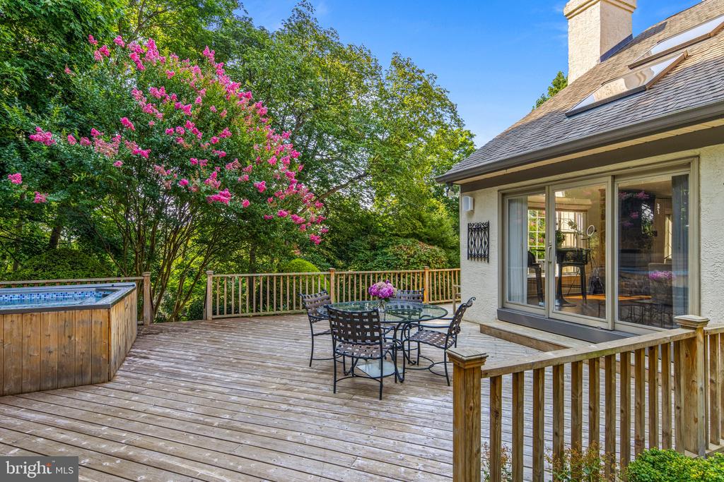 610 LINDSAY CIRCLE