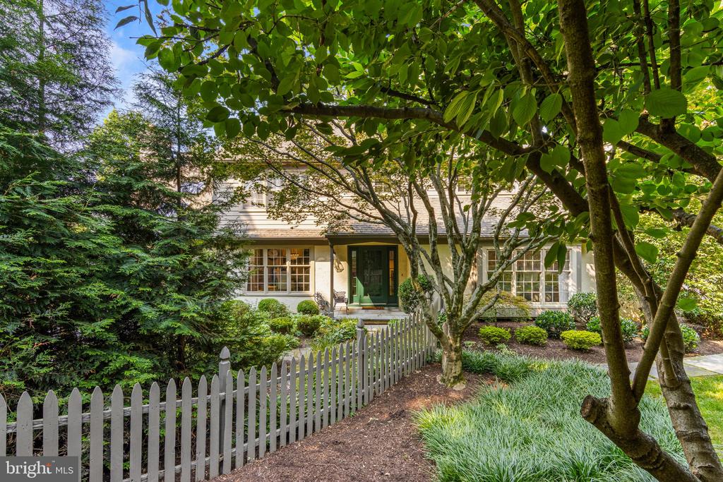 610 LINDSAY CIRCLE