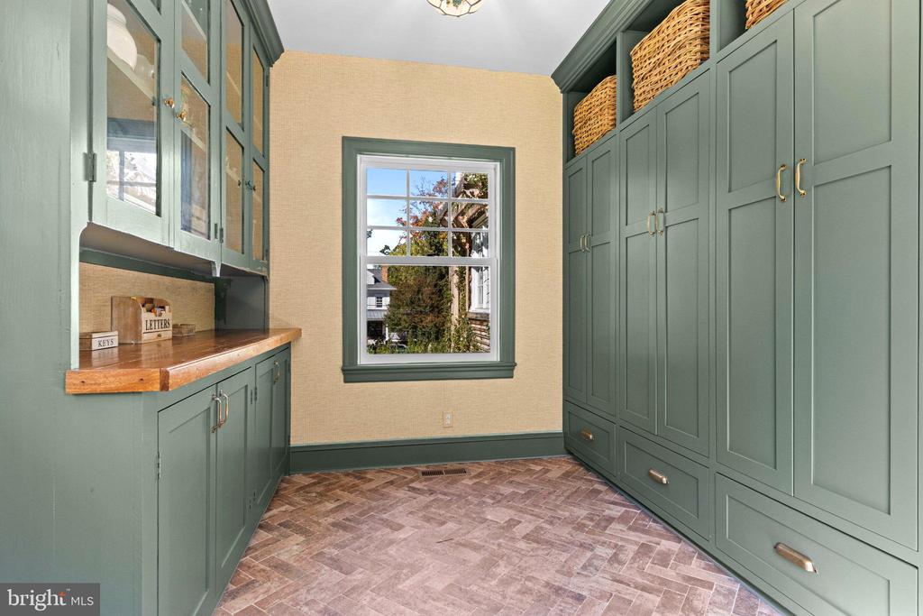 305 AUDUBON AVENUE