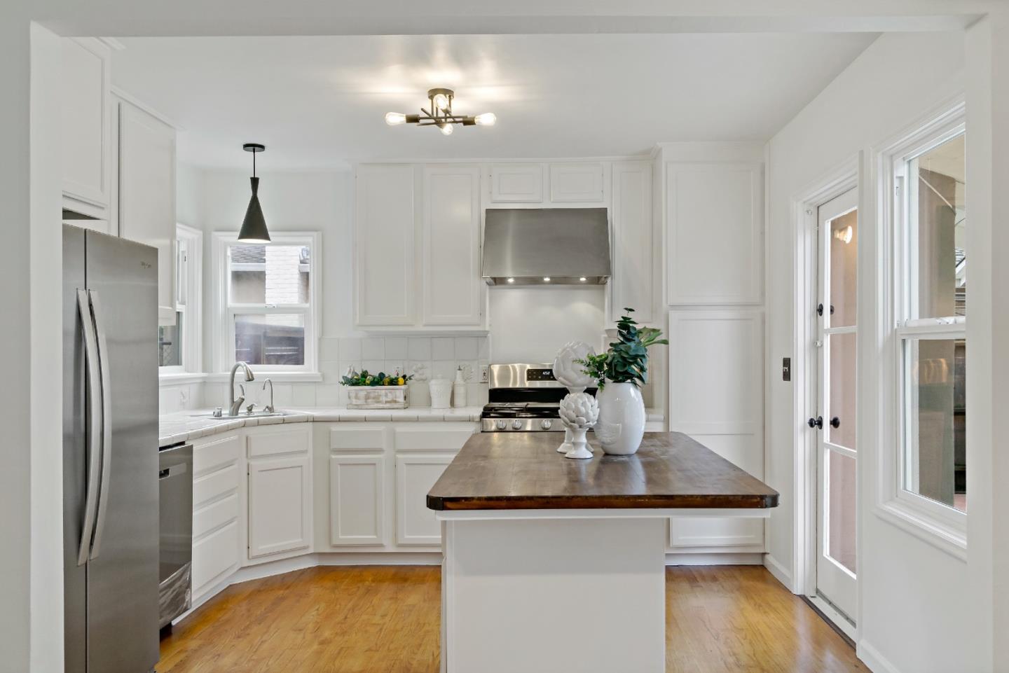 1039 Henderson AVE