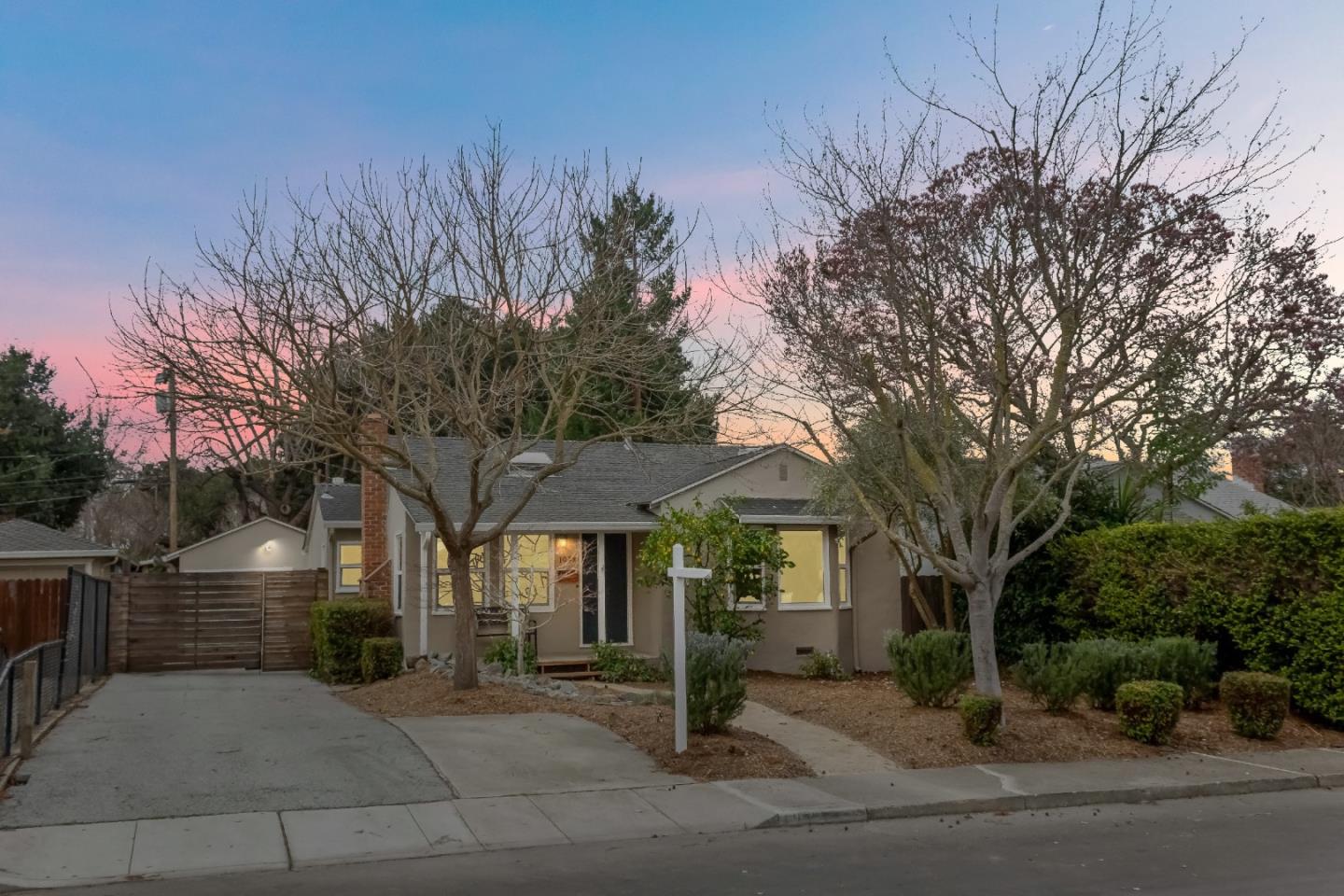 1039 Henderson AVE