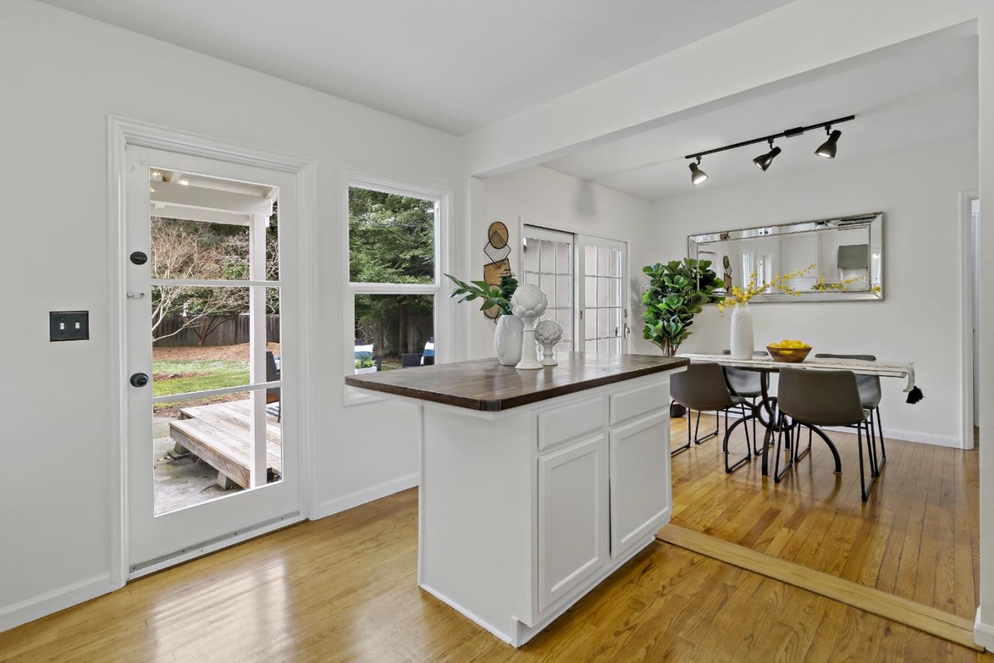 1039 Henderson AVE