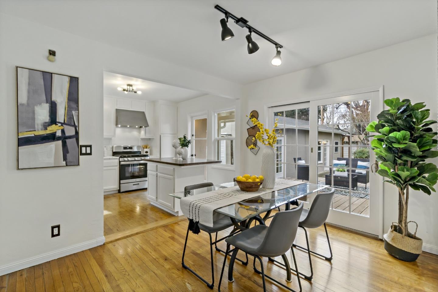 1039 Henderson AVE