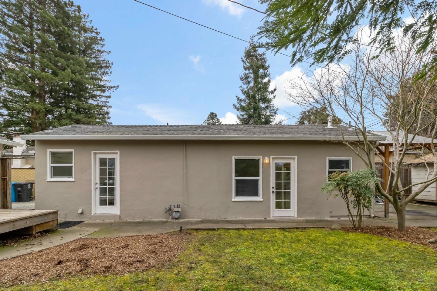 1039 Henderson AVE