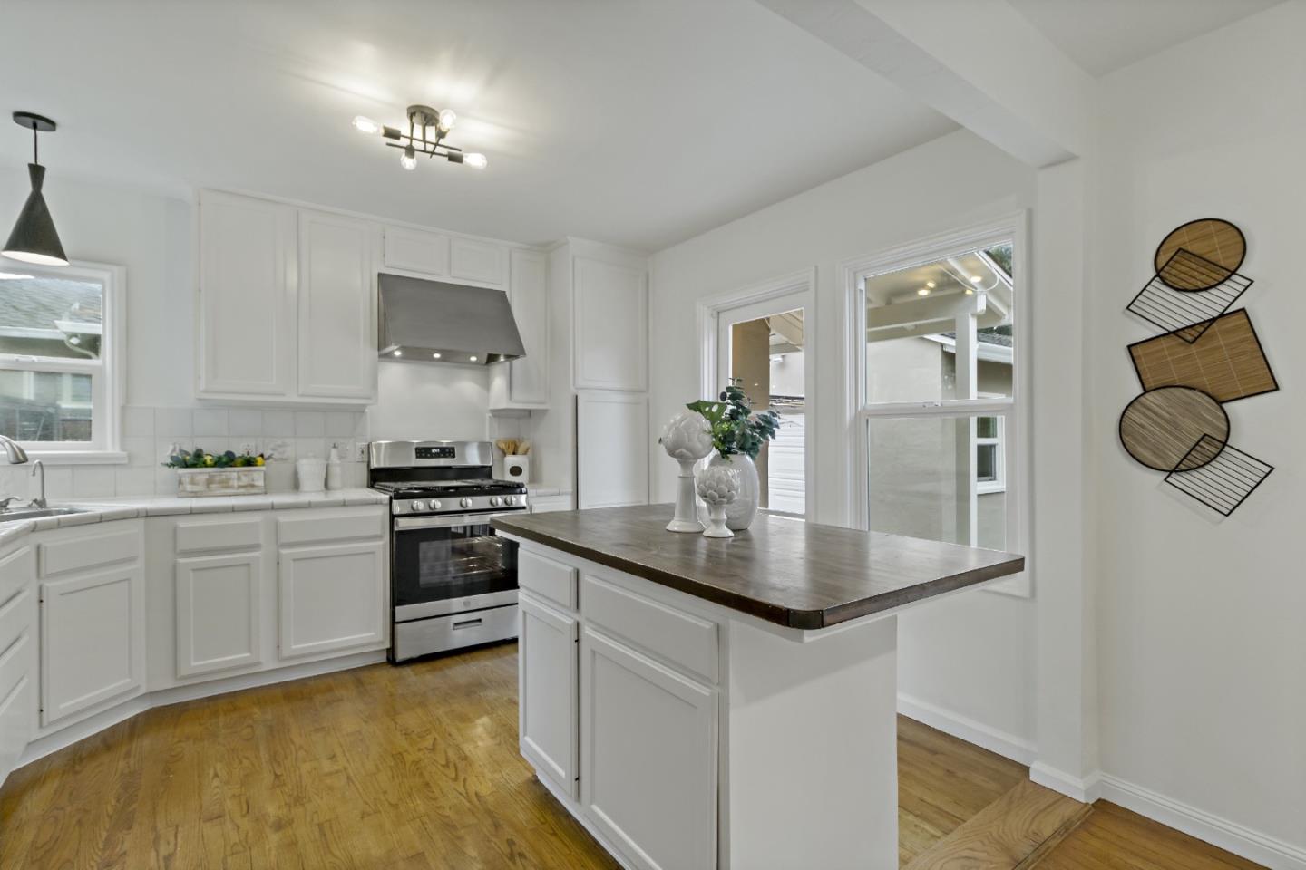 1039 Henderson AVE