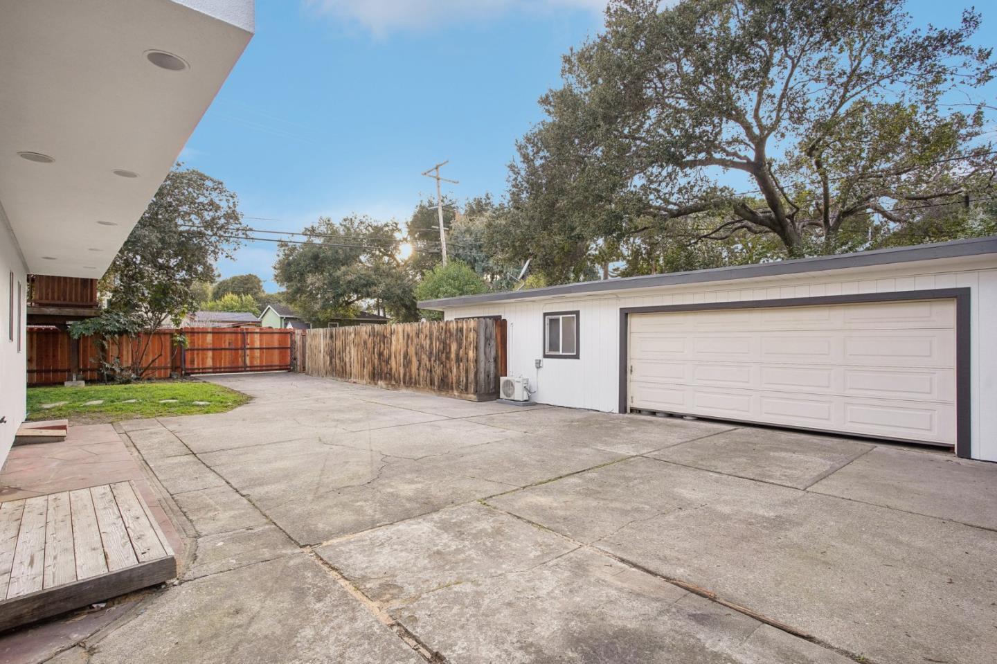 1698 Hampton AVE