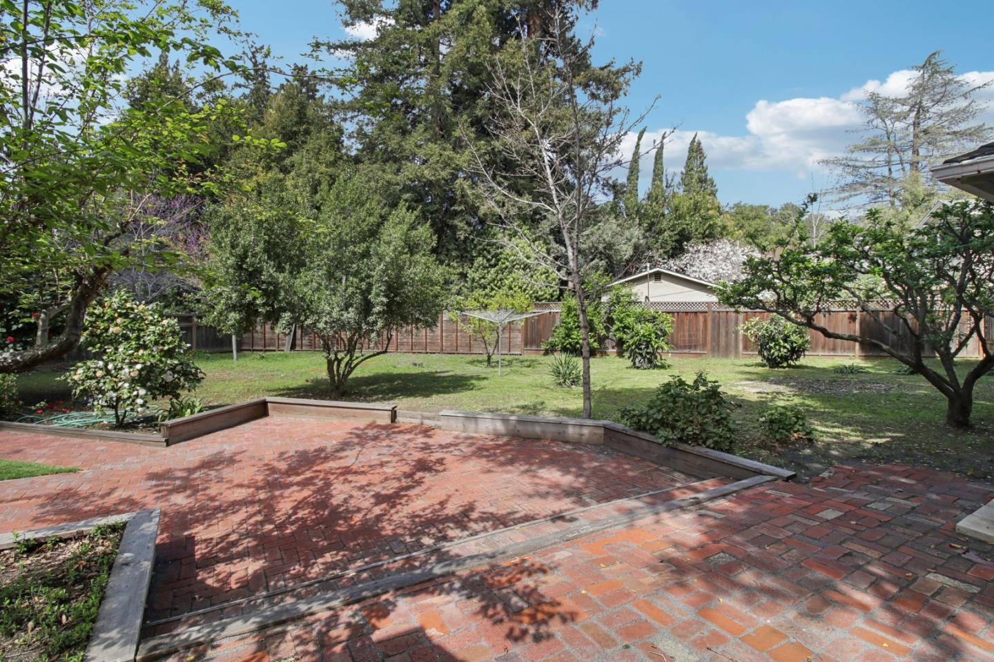 1040 Creek DR