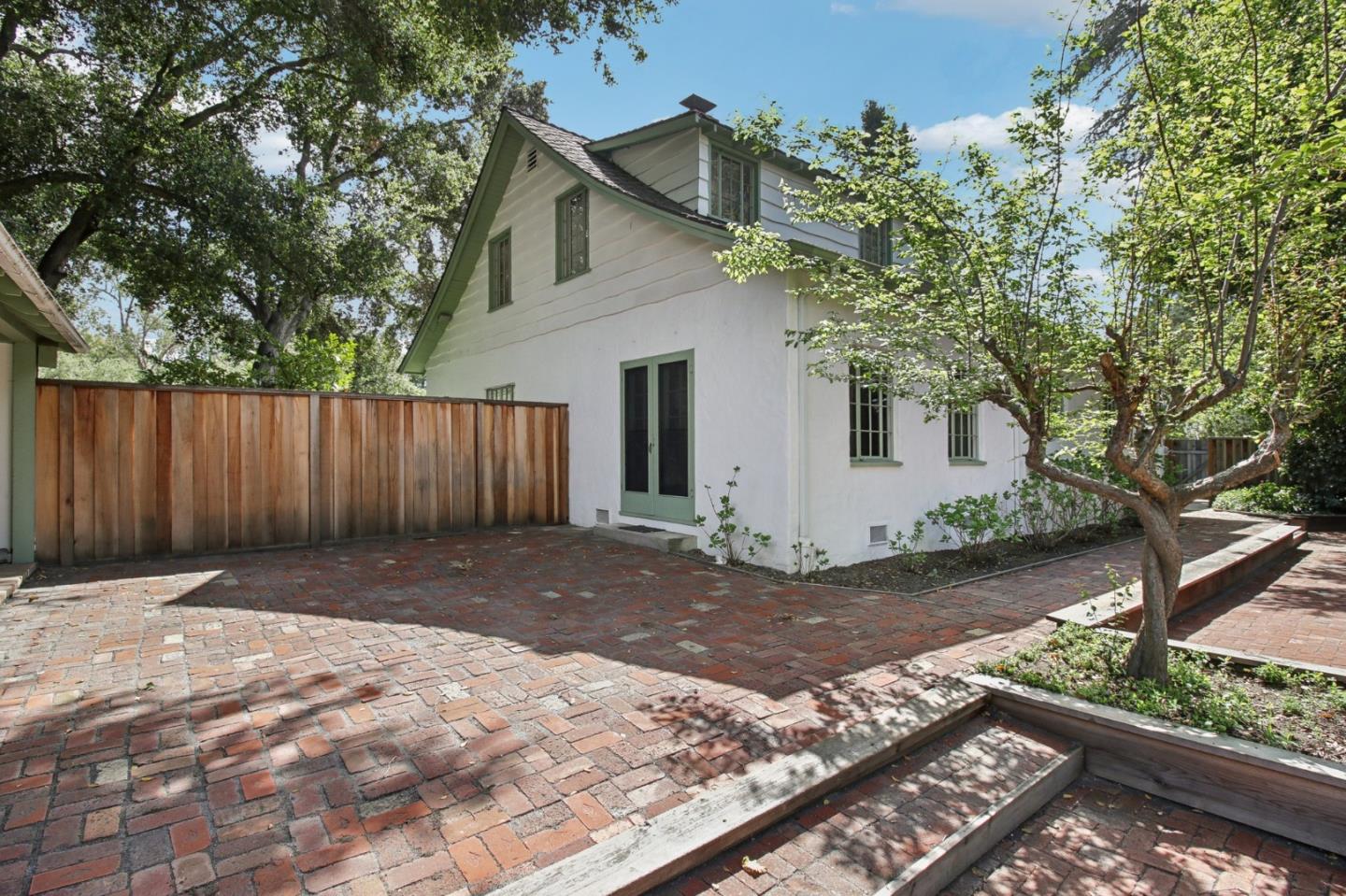 1040 Creek DR