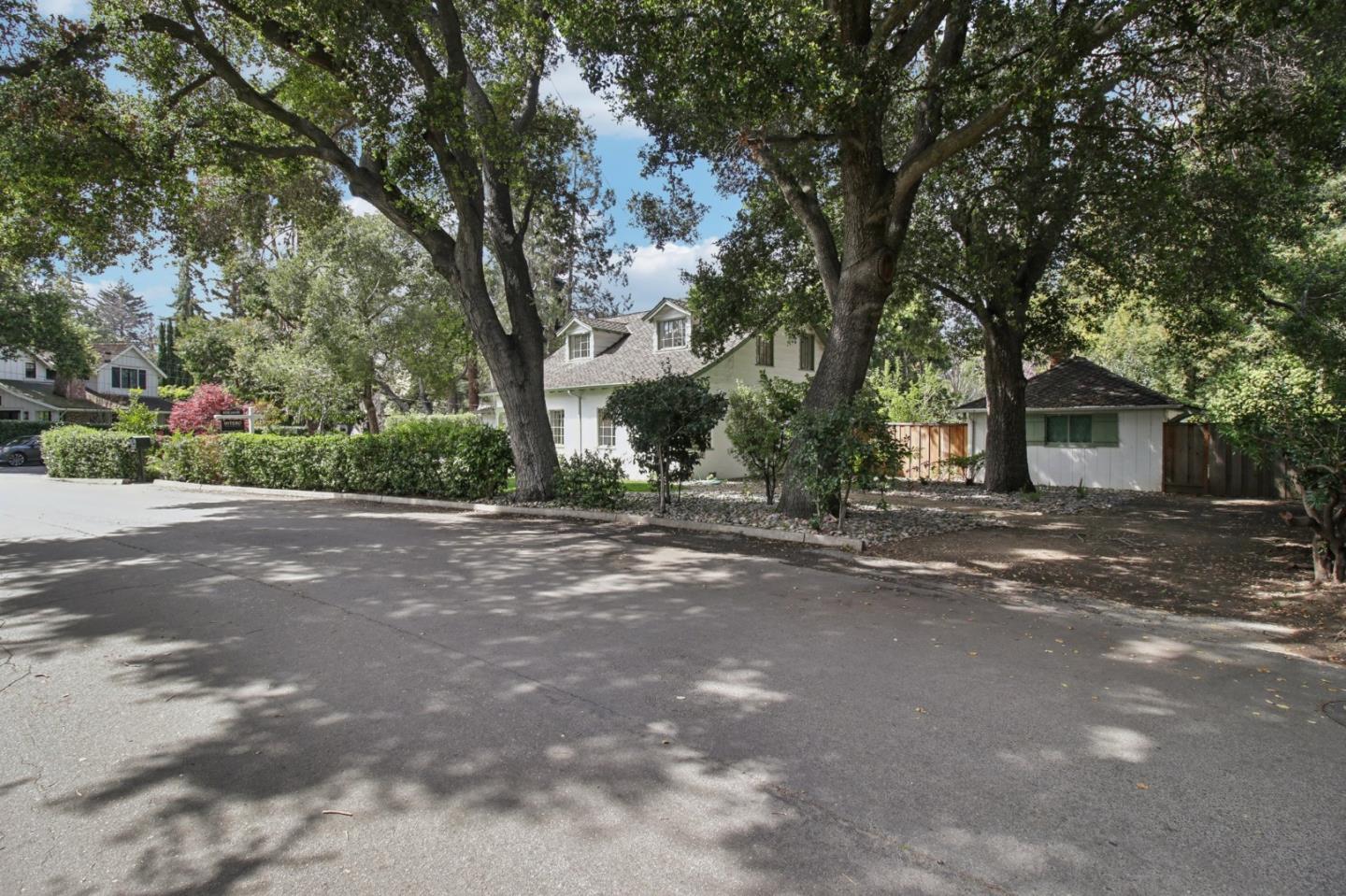 1040 Creek DR