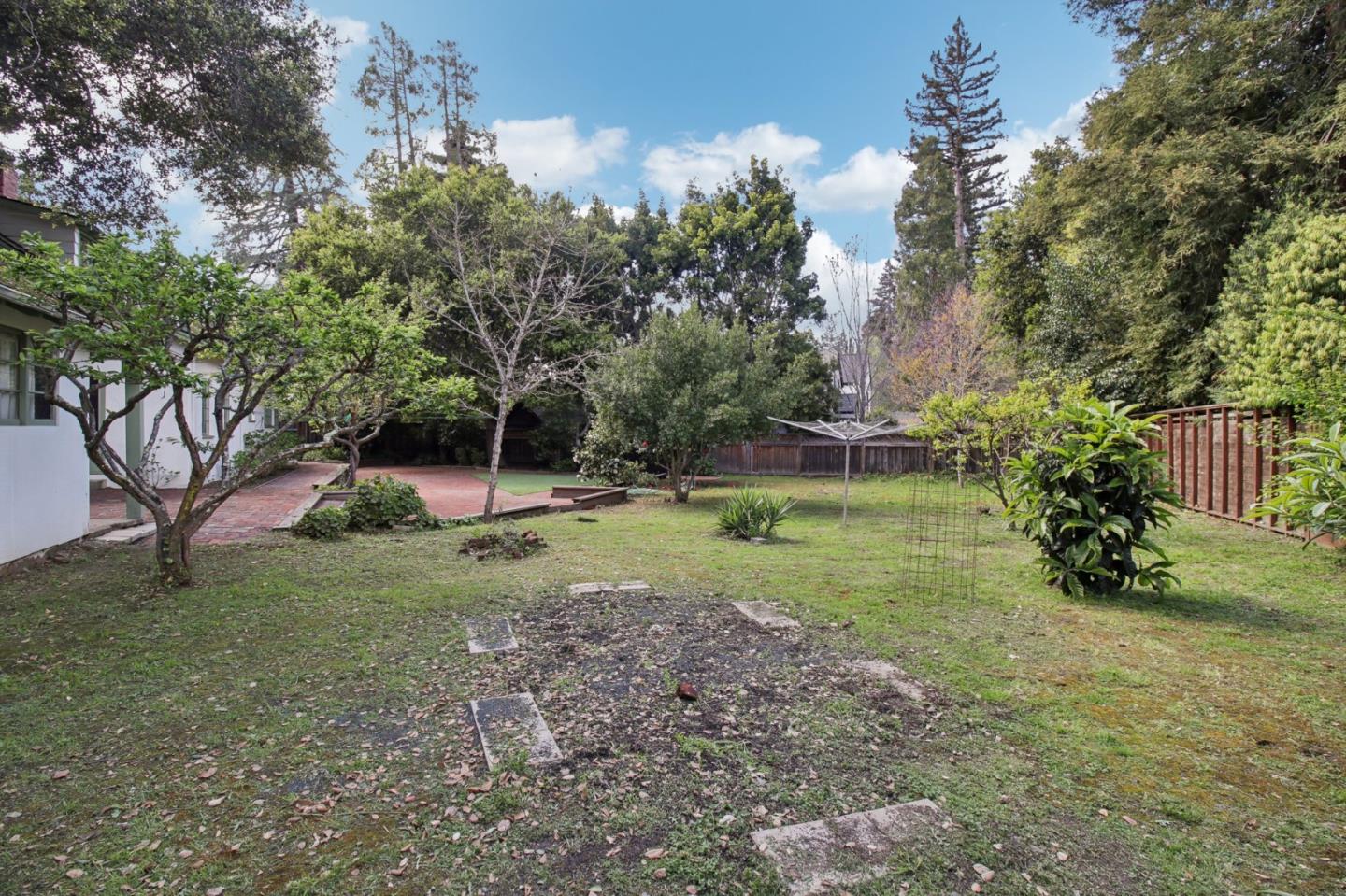 1040 Creek DR
