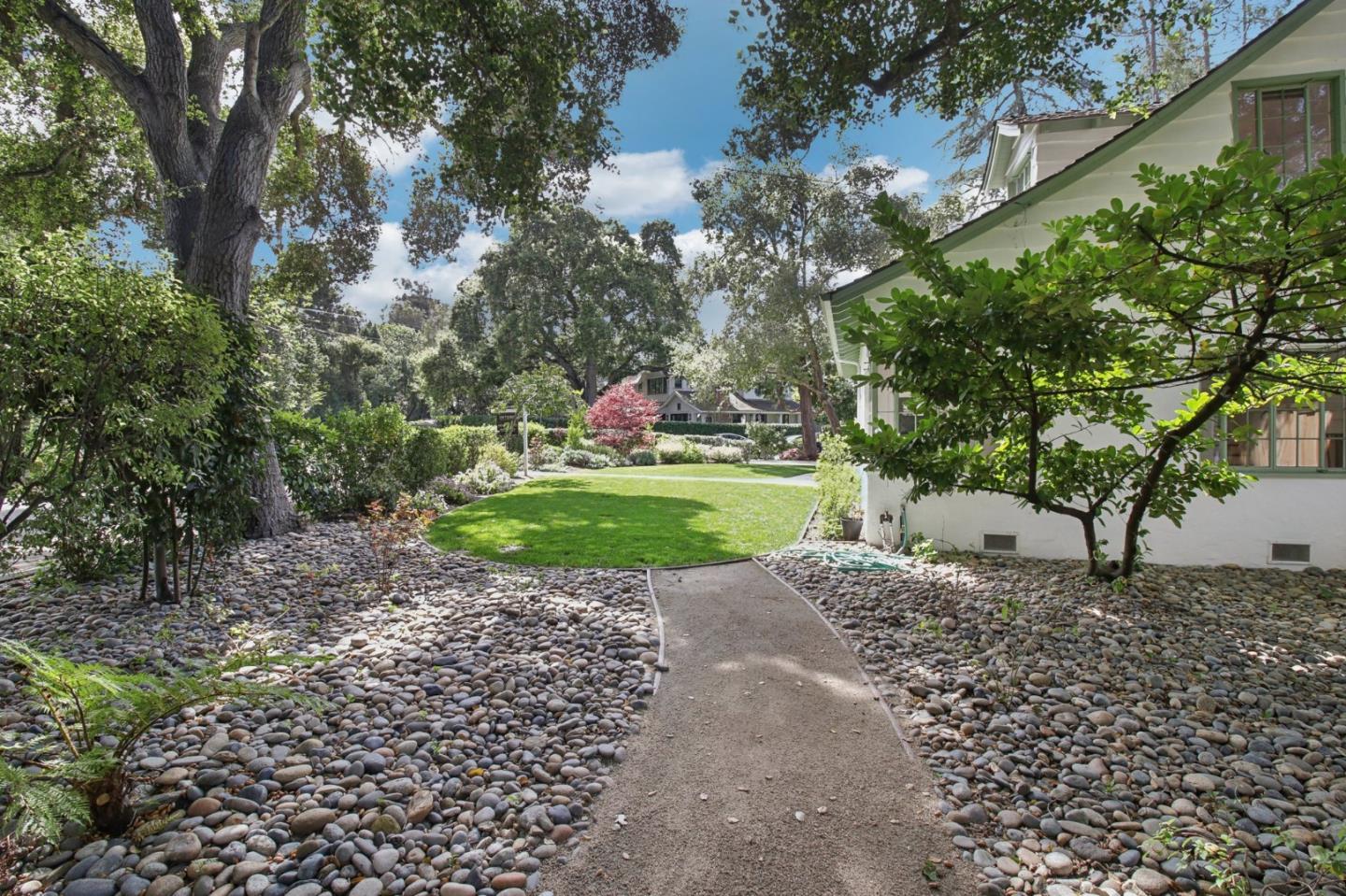 1040 Creek DR