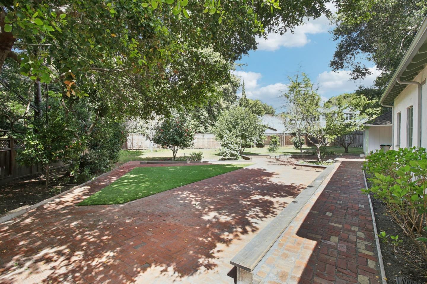 1040 Creek DR