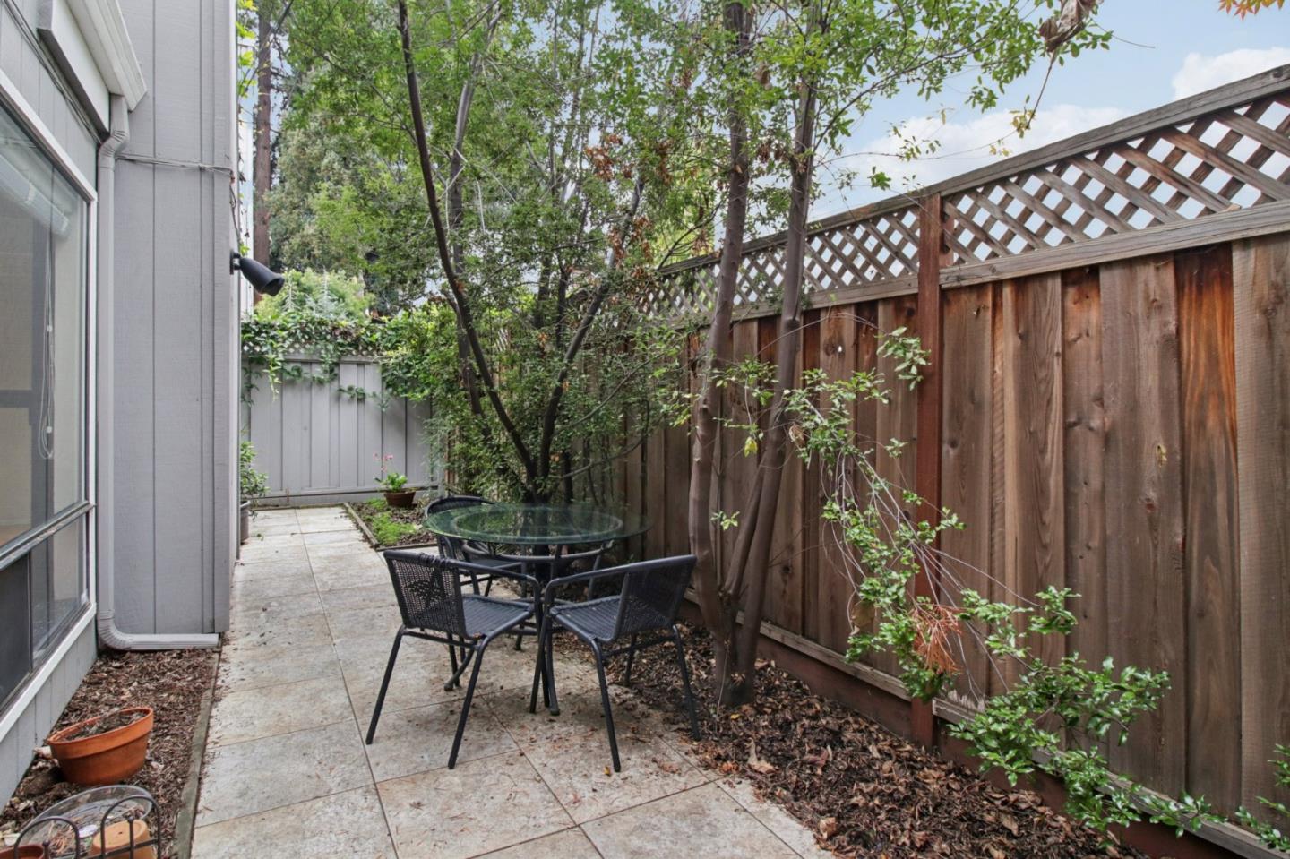 916 Menlo Avenue