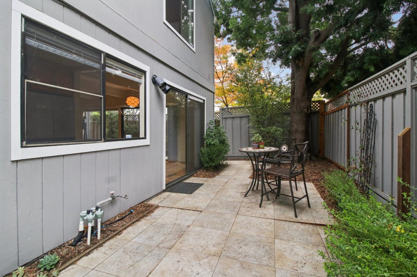 916 Menlo Avenue