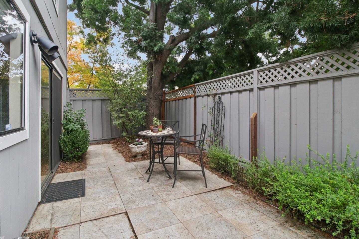 916 Menlo Avenue