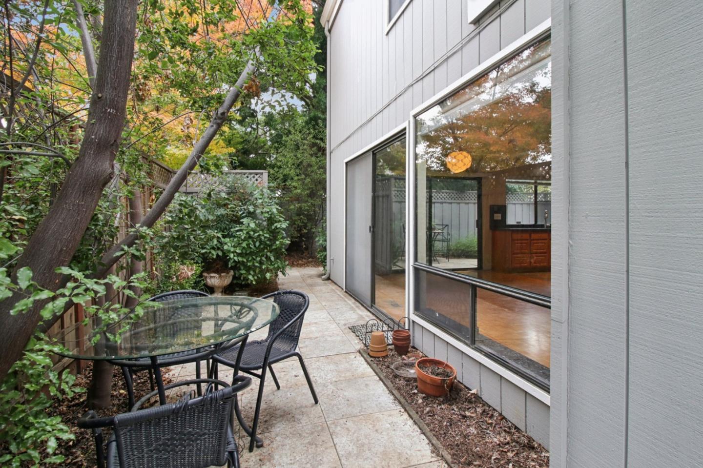 916 Menlo Avenue
