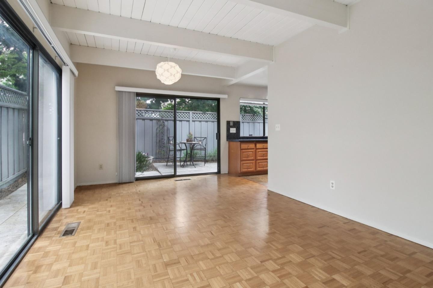 916 Menlo Avenue