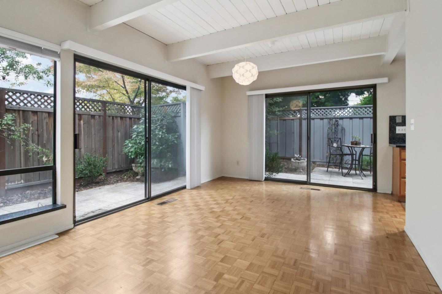 916 Menlo Avenue