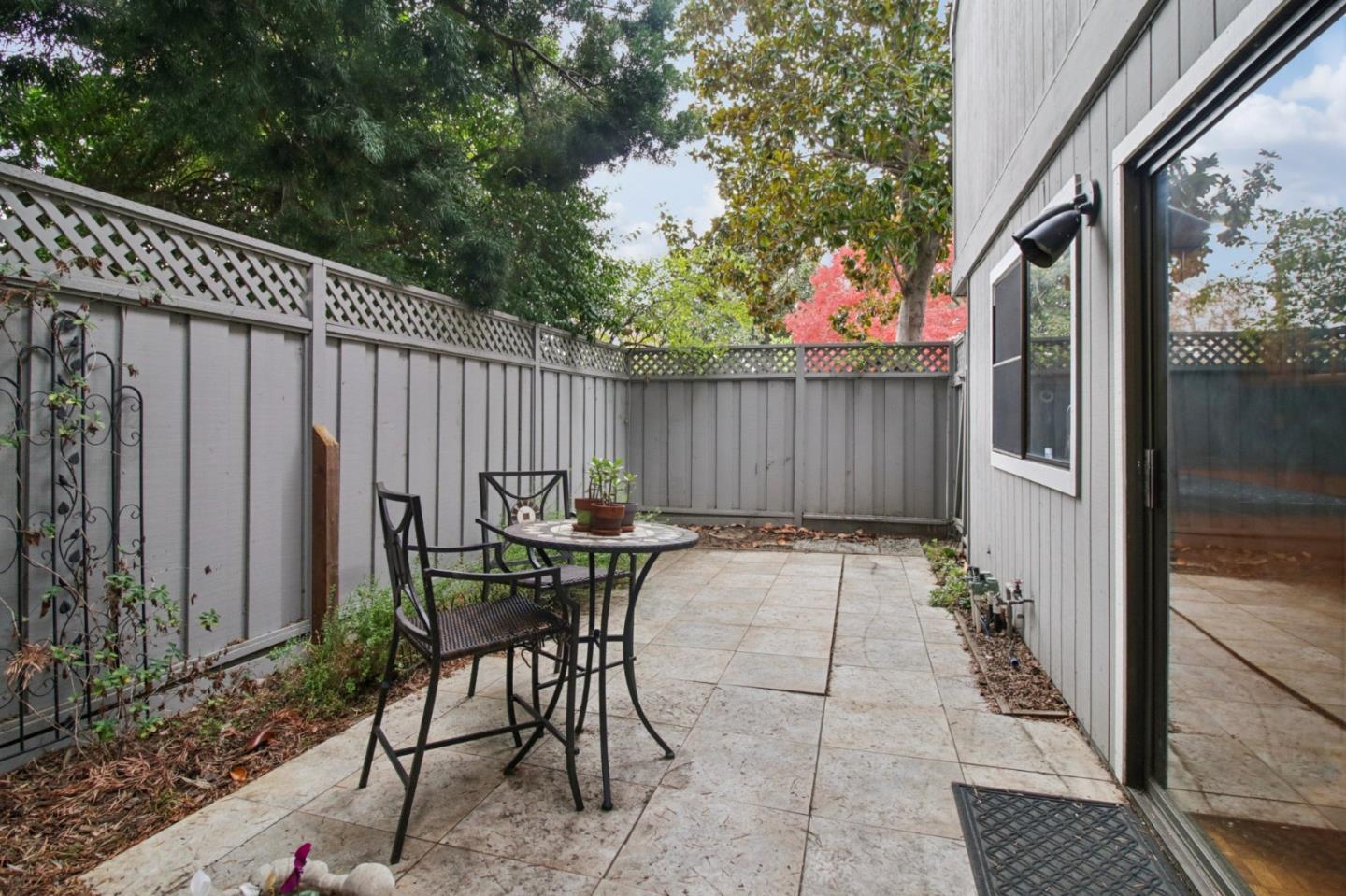 916 Menlo Avenue