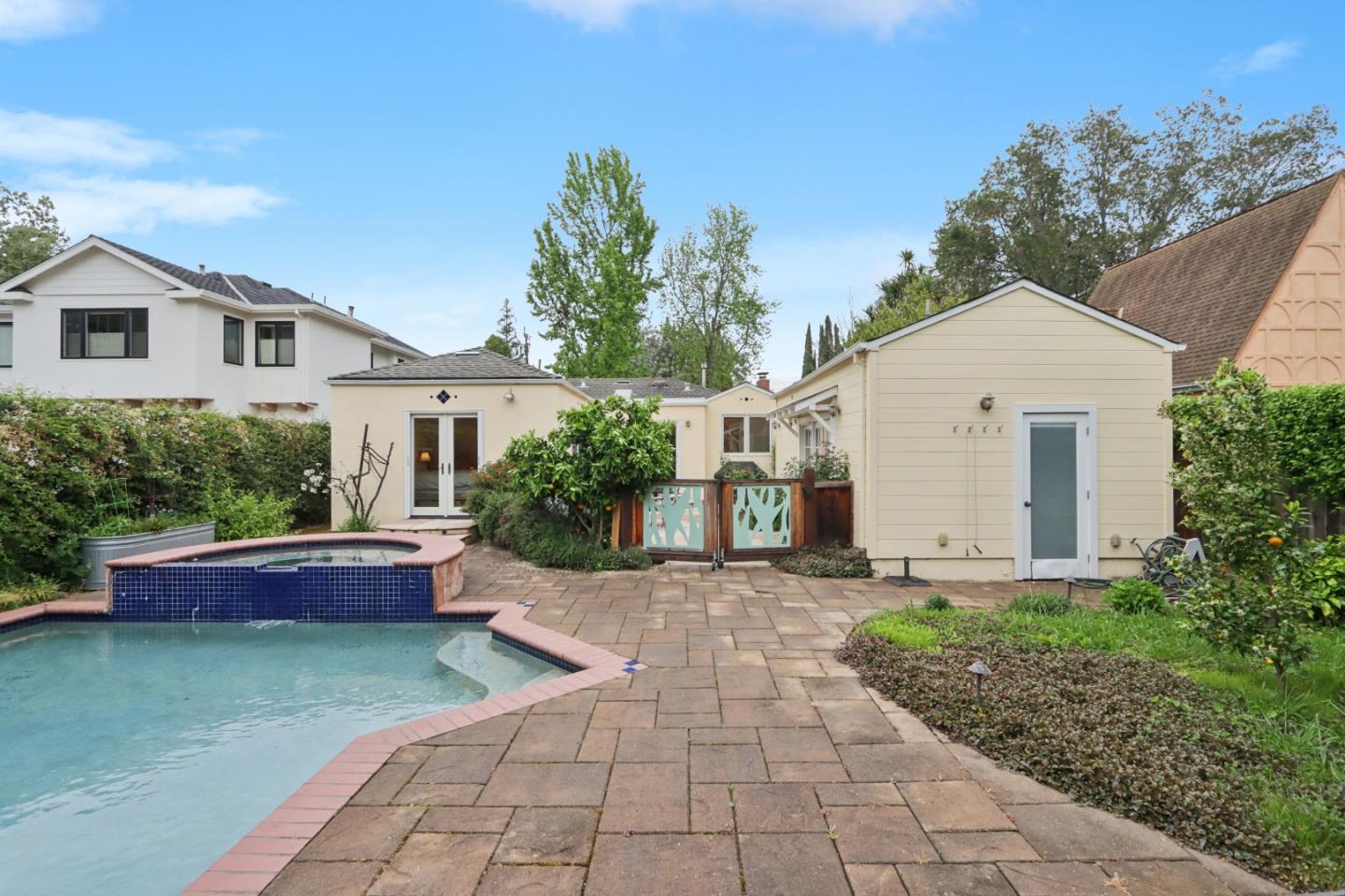 325 University Drive