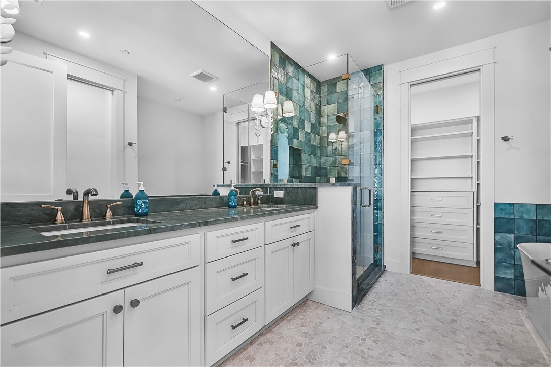 136 W Cotter Ave 4