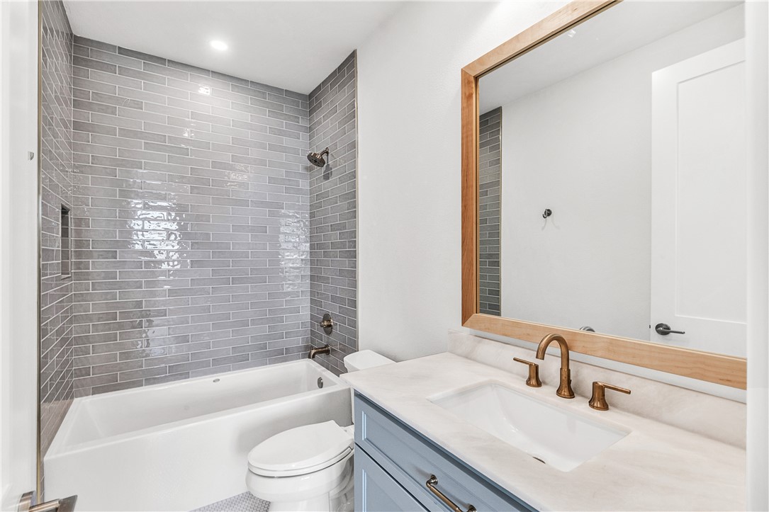 136 W Cotter Ave 6