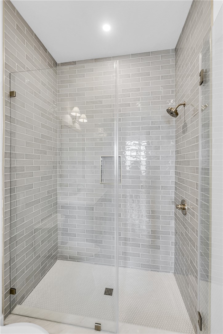 136 W Cotter Ave 11