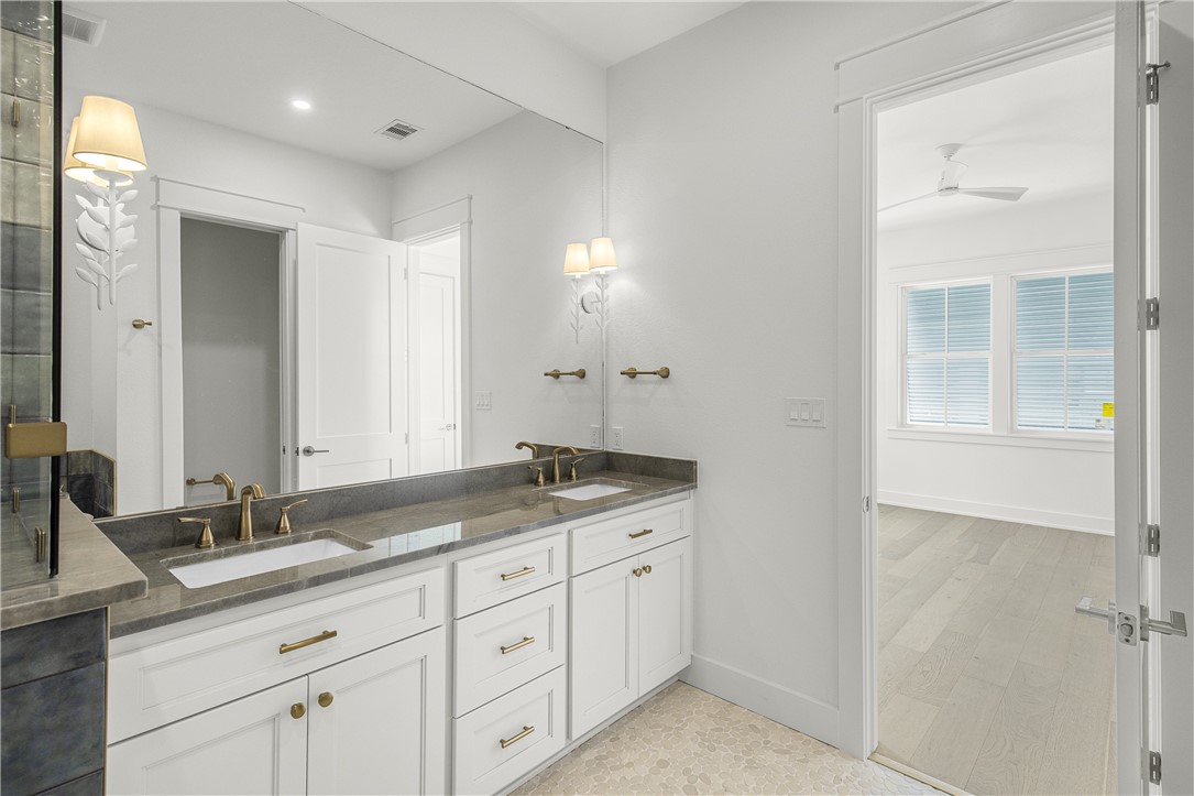136 W Cotter Ave 13